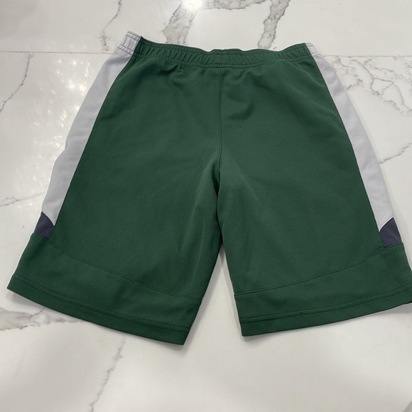 NFL team apparel Green Bay youth green and white shorts - Picture 2 of 8